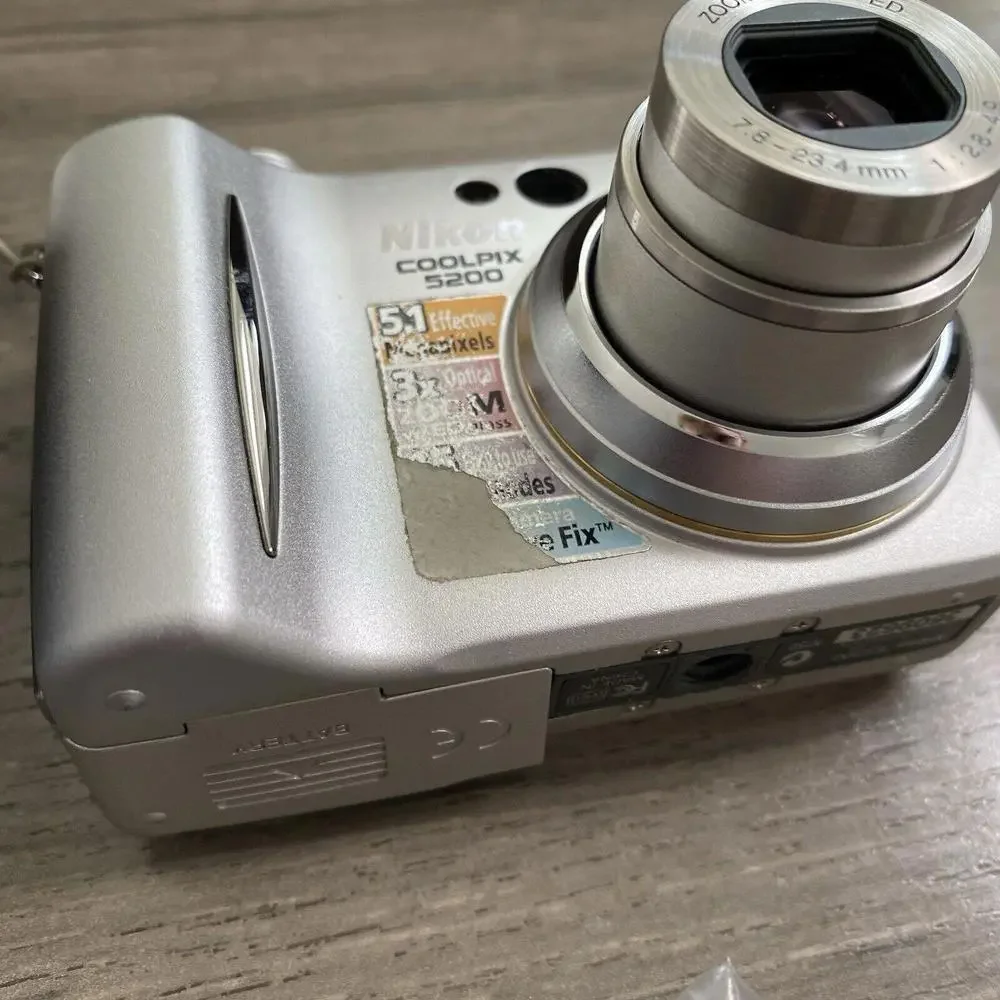 Nikon Coolpix E5200 5.1 MP Digital Camera 2X Batteries, charger, box - FOR PARTS